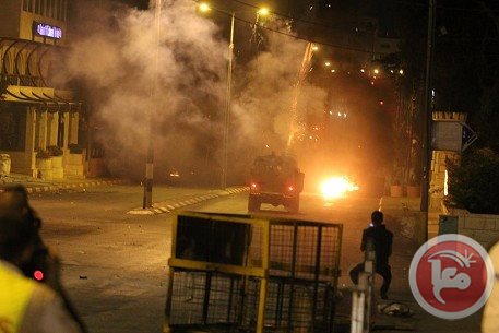 Les Palestiniens affrontent les forces israéliennes en Cisjordanie occupée, un martyr ce matin près d'Al-Khalil/Hébron